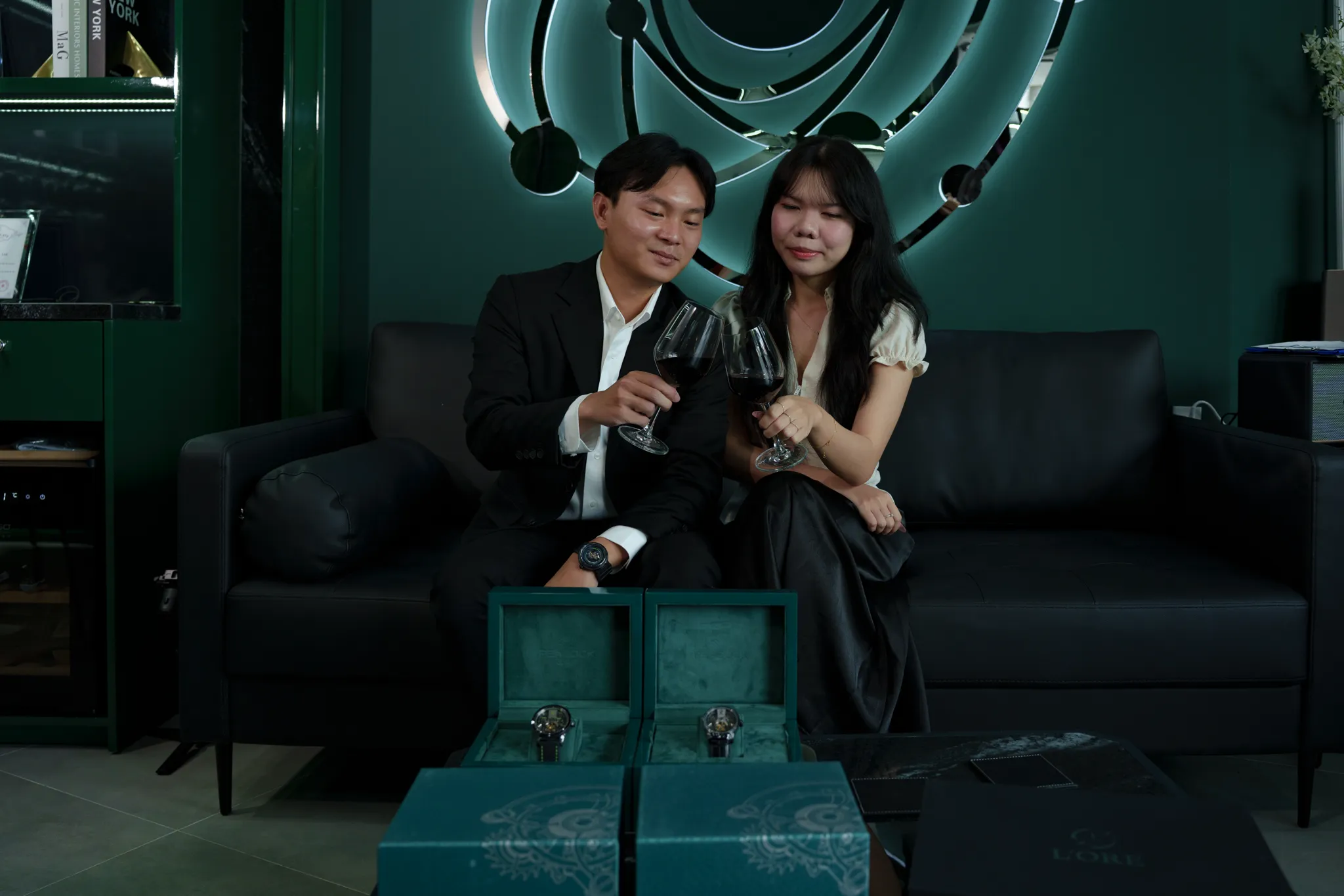 Thưởng thức rượu vang và đồ ăn nhẹ trong lúc trải nghiệm các mẫu đồng hồ bạn yêu thích một cách trọn vẹn.