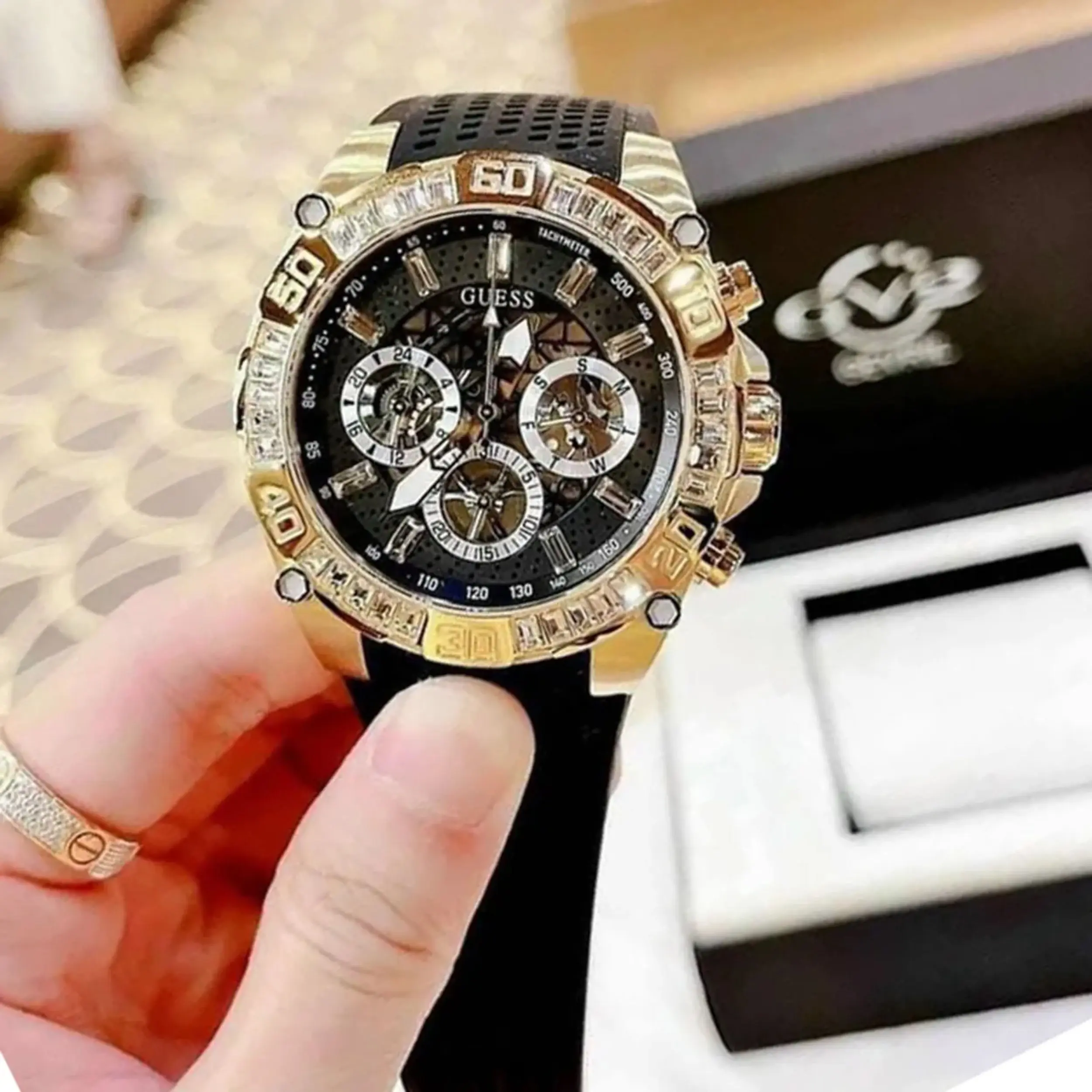 Guess nổi tiếng với các thiết kế trẻ trung, hiện đại, dễ dàng phối đồ 