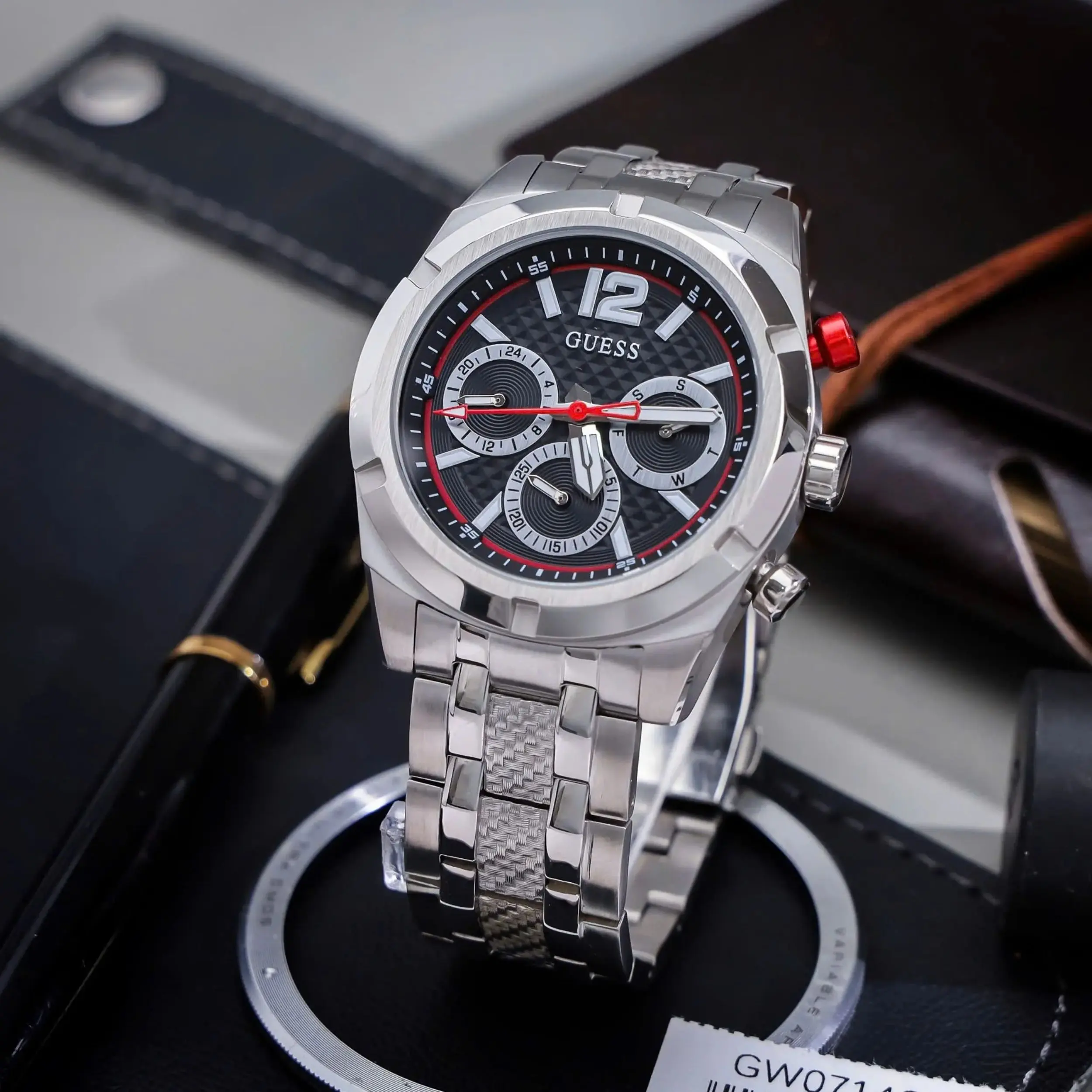 Dòng dây kim loại của Guess thường mang phong cách sang trọng, lịch lãm