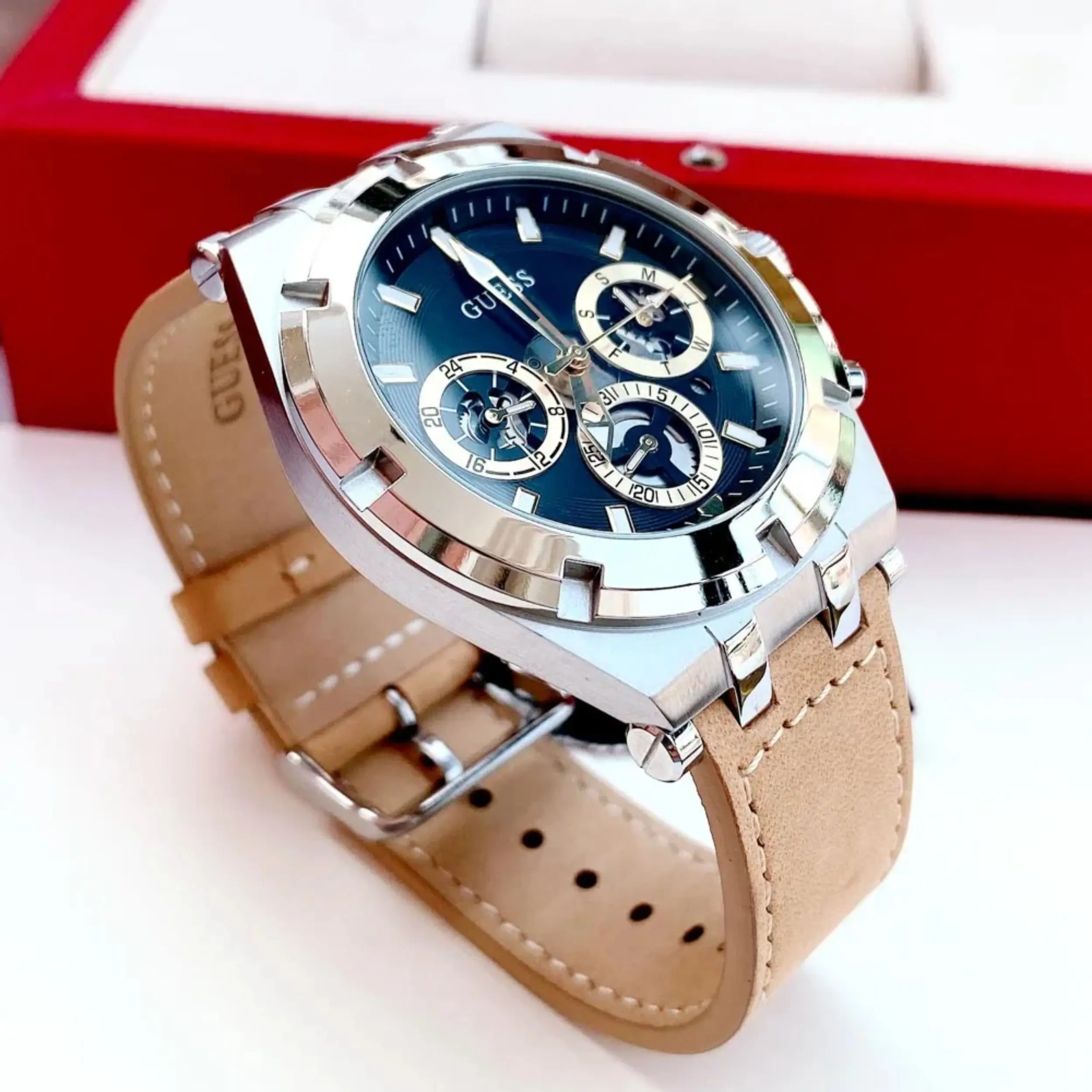 Đồng hồ Guess nam dây da phong cách nhẹ nhàng, thanh lịch