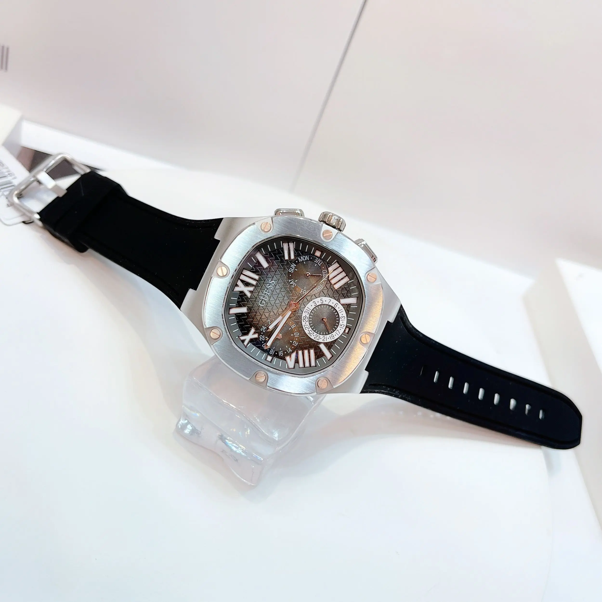 Dòng thể thao của Guess với dây cao su/ silicone hoặc kiểu chronograph