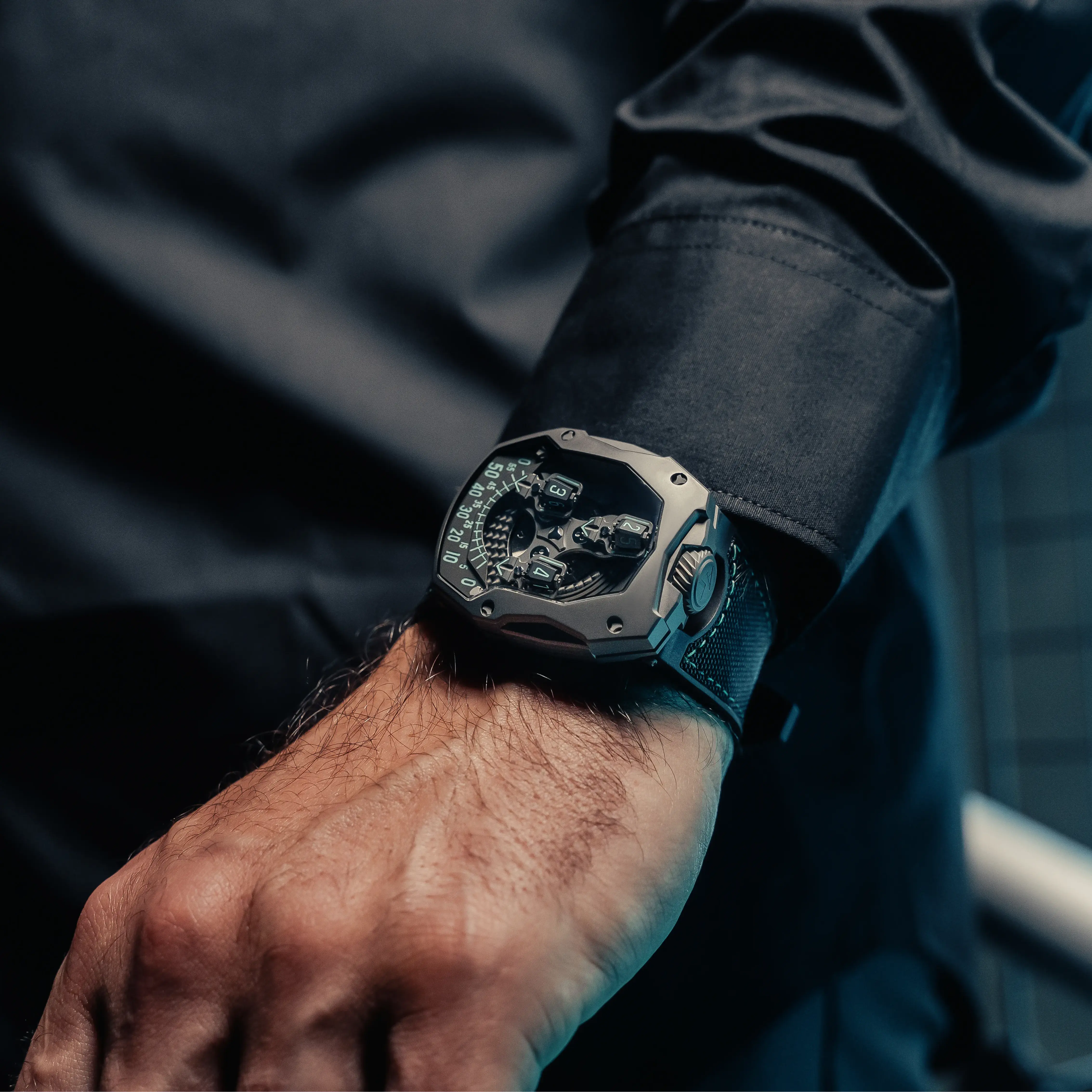 Atowak Cosmofleet Aurora có vỏ Titanium siêu nhẹ, thiết kế vũ trụ táo bạo. Độc lạ nhưng vẫn gọn gàng chuẩn đồng hồ nam tay nhỏ.