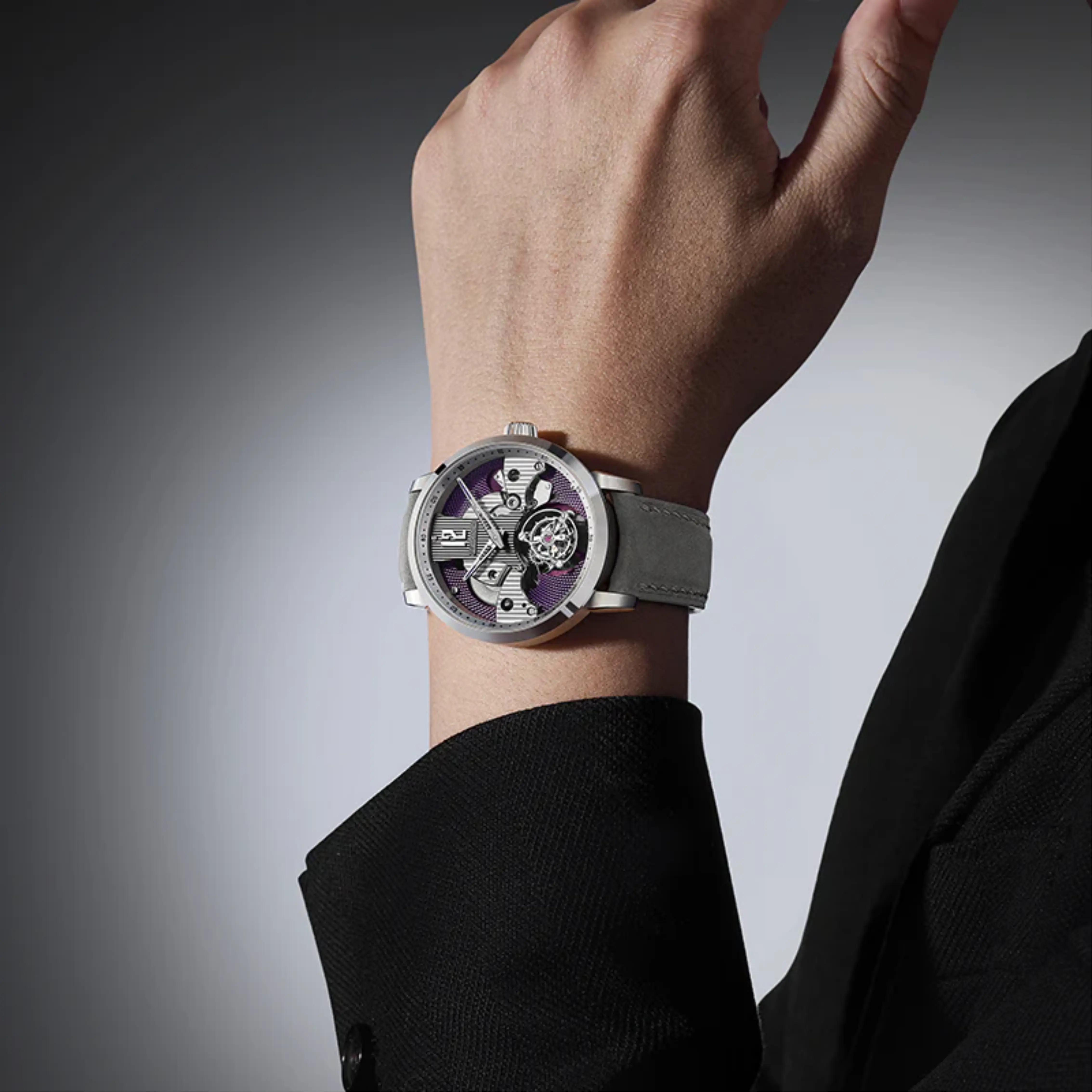 Peacock Witness Guilloché Sky Blue - Tuyệt tác Tourbillon kết hợp mặt số Guilloché thủ công. Điểm nhấn nghệ thuật đầy tinh tế cho đồng hồ nam tay nhỏ.