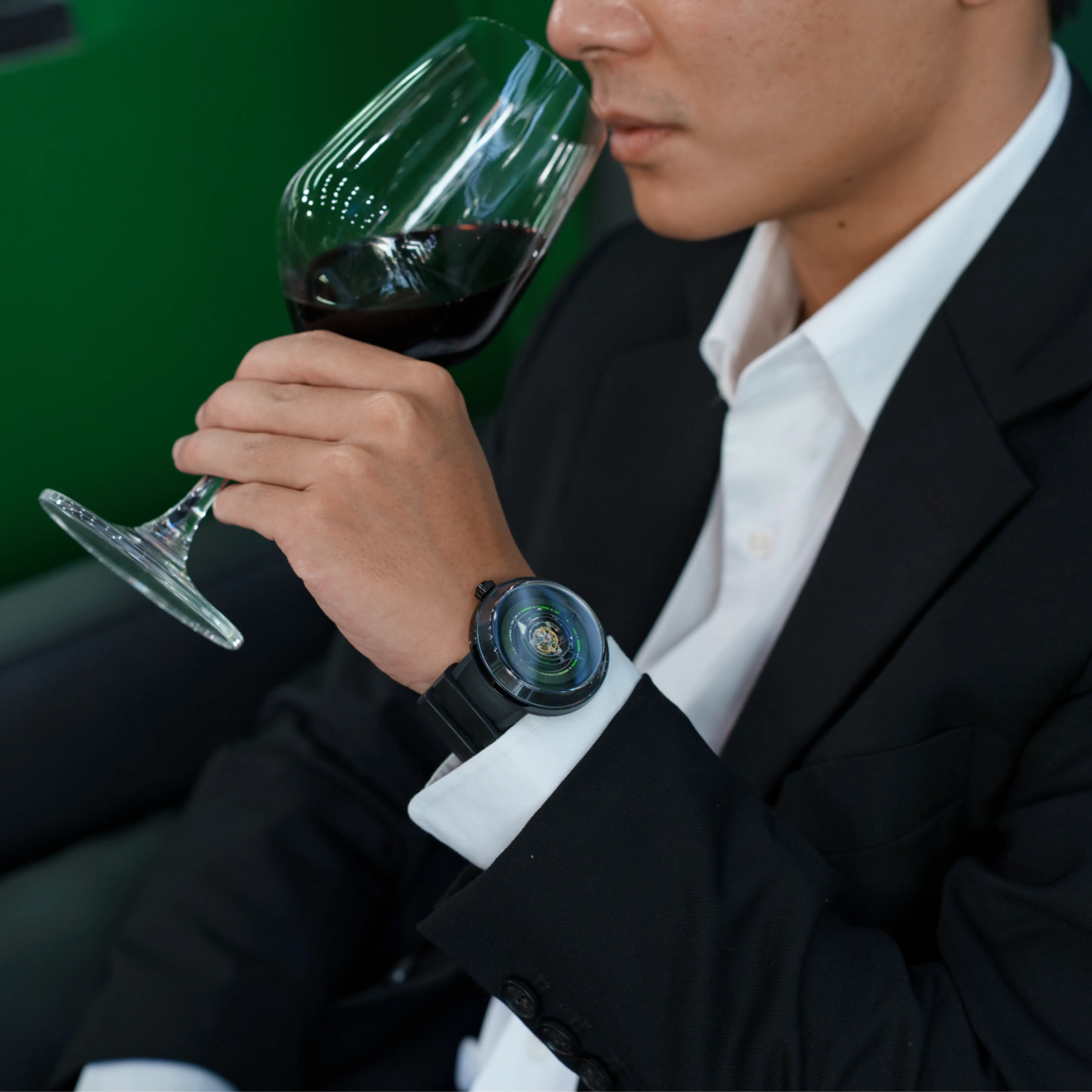 Tuyệt tác nghệ thuật cơ khí xa xỉ. Peacock Tourbillon Black Hole