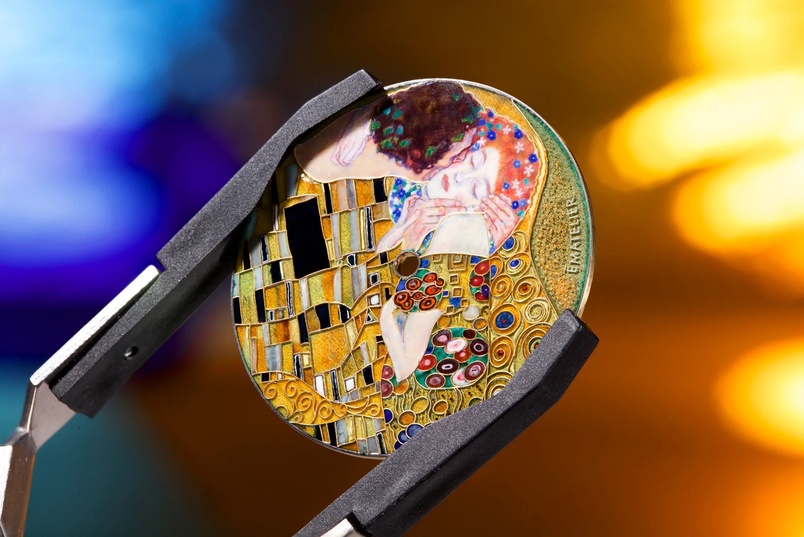 Enamel là gì? Nghệ thuật tráng men tinh xảo trên đồng hồ sang trọng