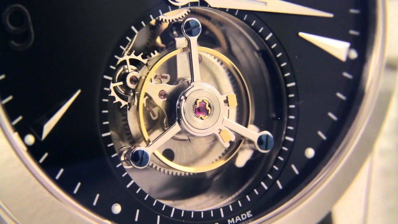 Flying Tourbillon được thiết kế độc đáo và sang trọng