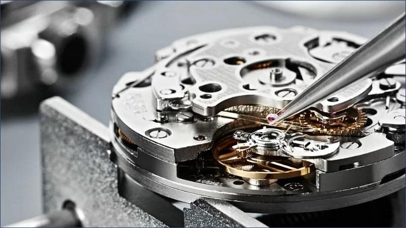 Bộ máy đồng hồ sau khi được lau dầu, vận hành mượt mà như mới
