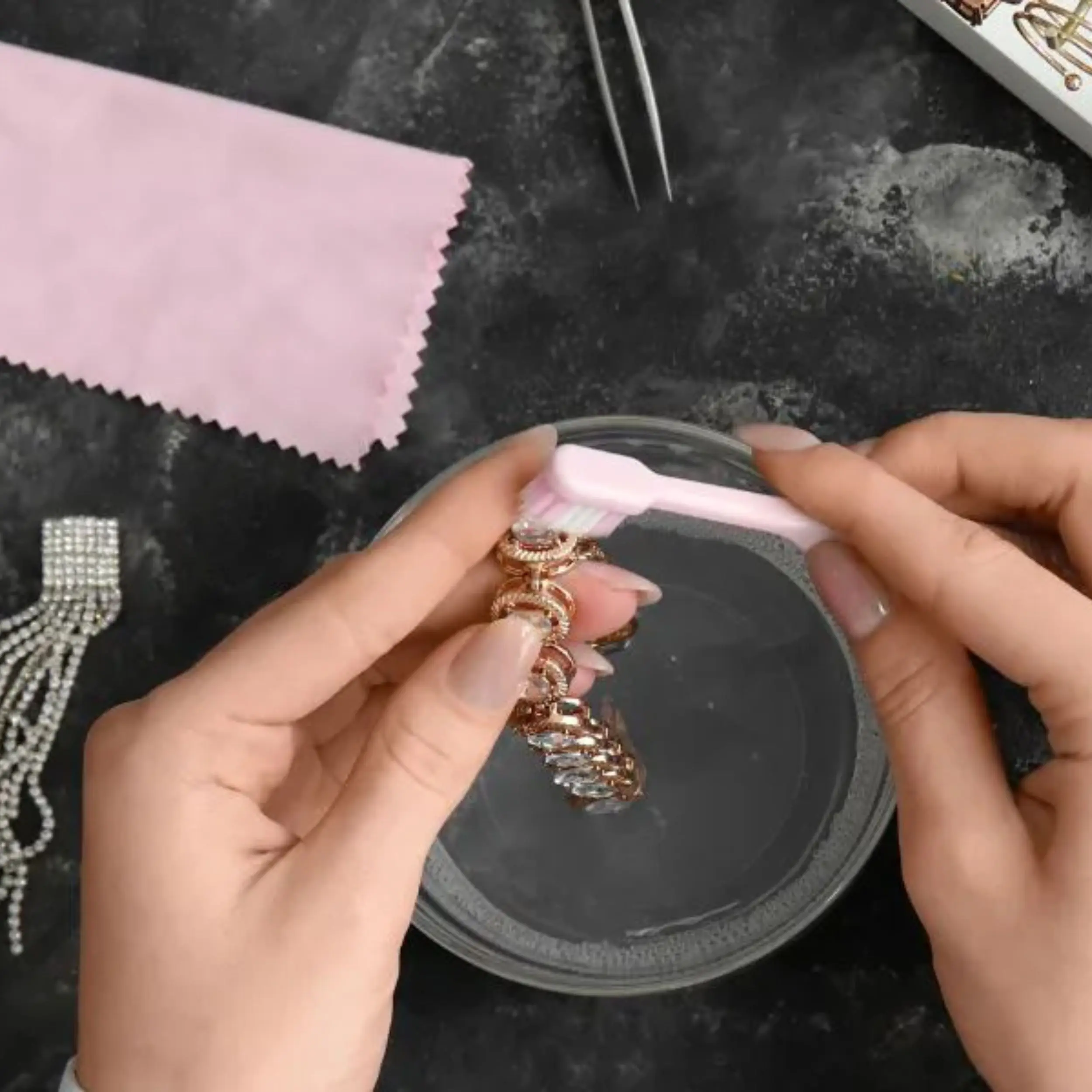 Charm cũng cần được bảo quản đúng cách để giữ được độ sáng, độ bền và tính thẩm mỹ theo thời gian