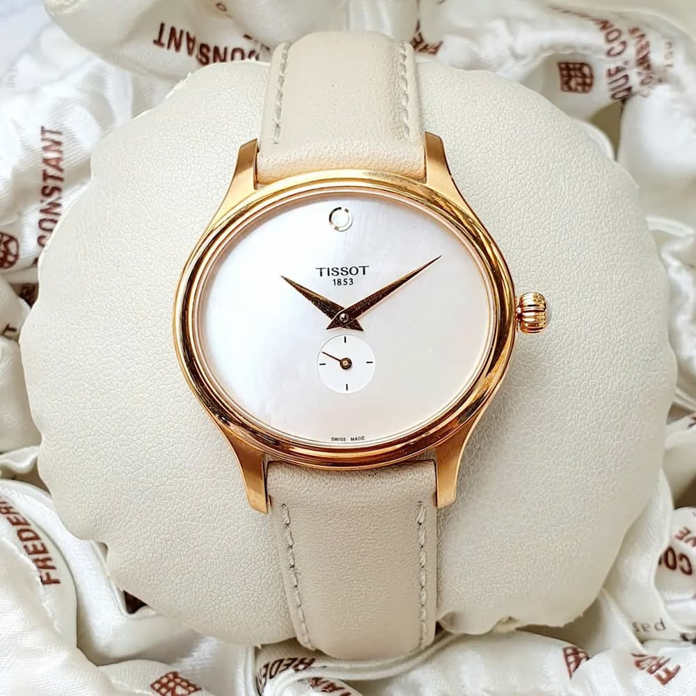 Đồng hồ Bella Ora sở hữu mặt số oval duyên dáng, thanh lịch nữ tính