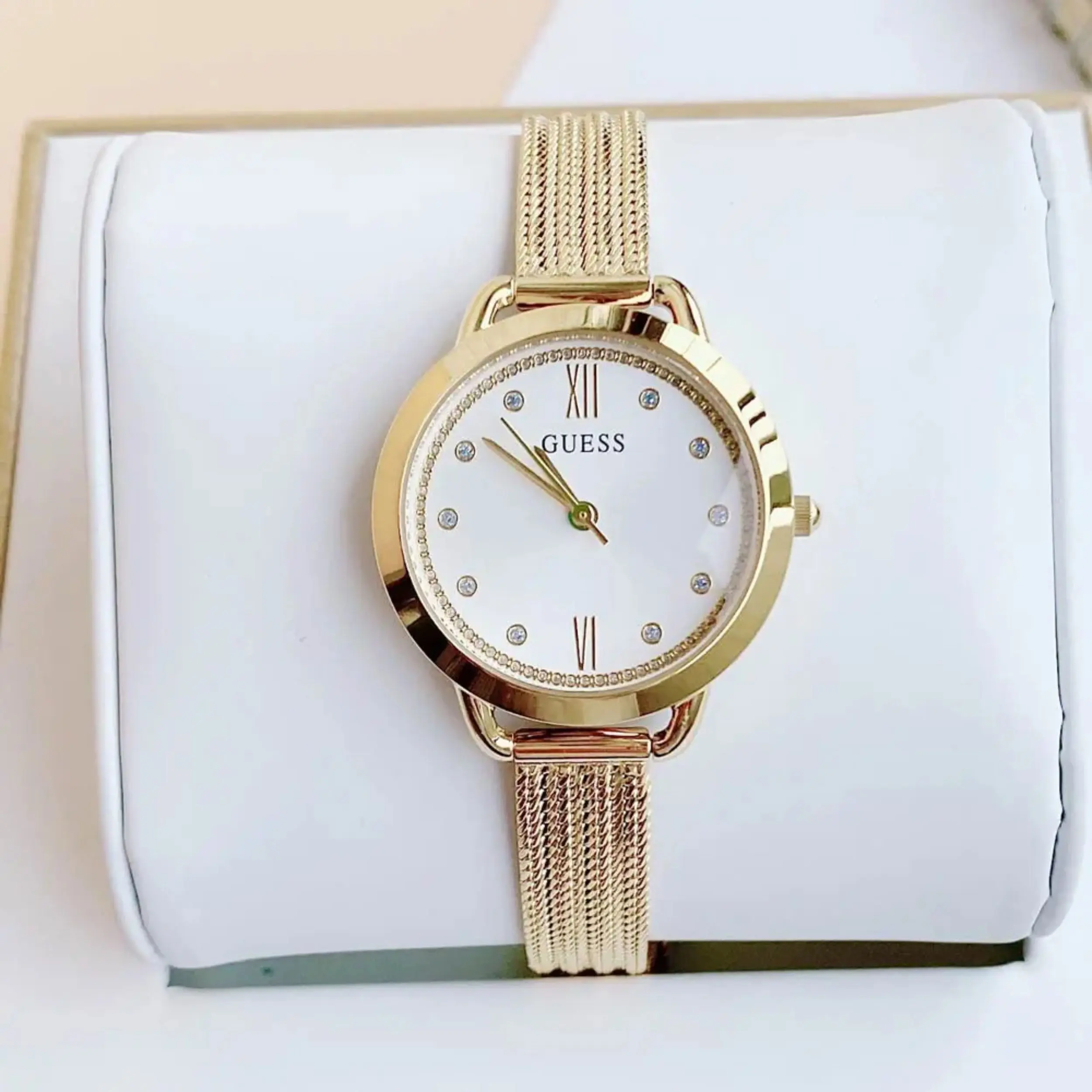 Đồng hồ Guess chủ yếu sử dụng máy Quartz, giúp đồng hồ vận hành ổn định