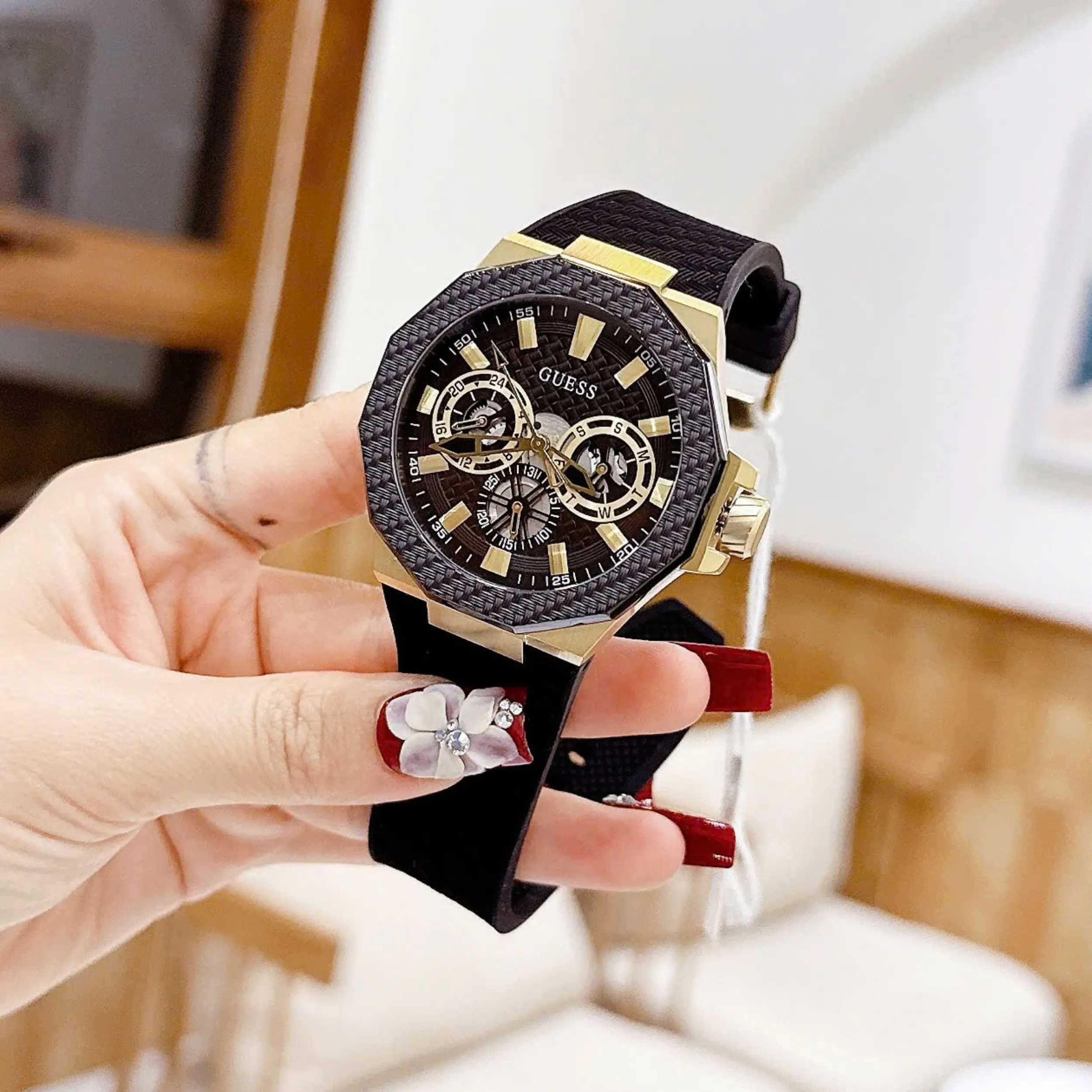 Các mẫu đồng hồ Guess thường mang phong cách hiện đại, trẻ trung