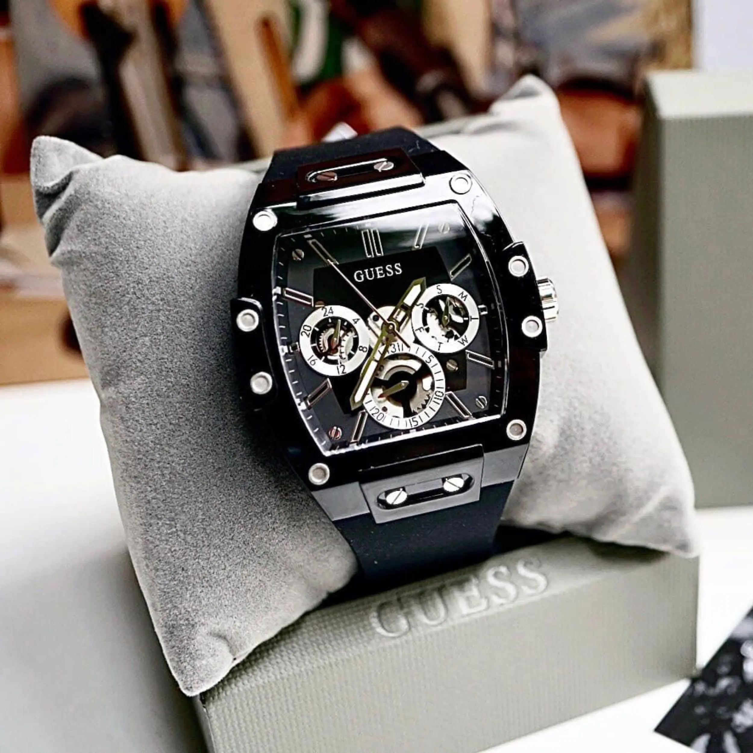 Đồng hồ Guess dành cho nam thường có thiết kế mạnh mẽ, mặt số lớn và chi tiết rõ ràng