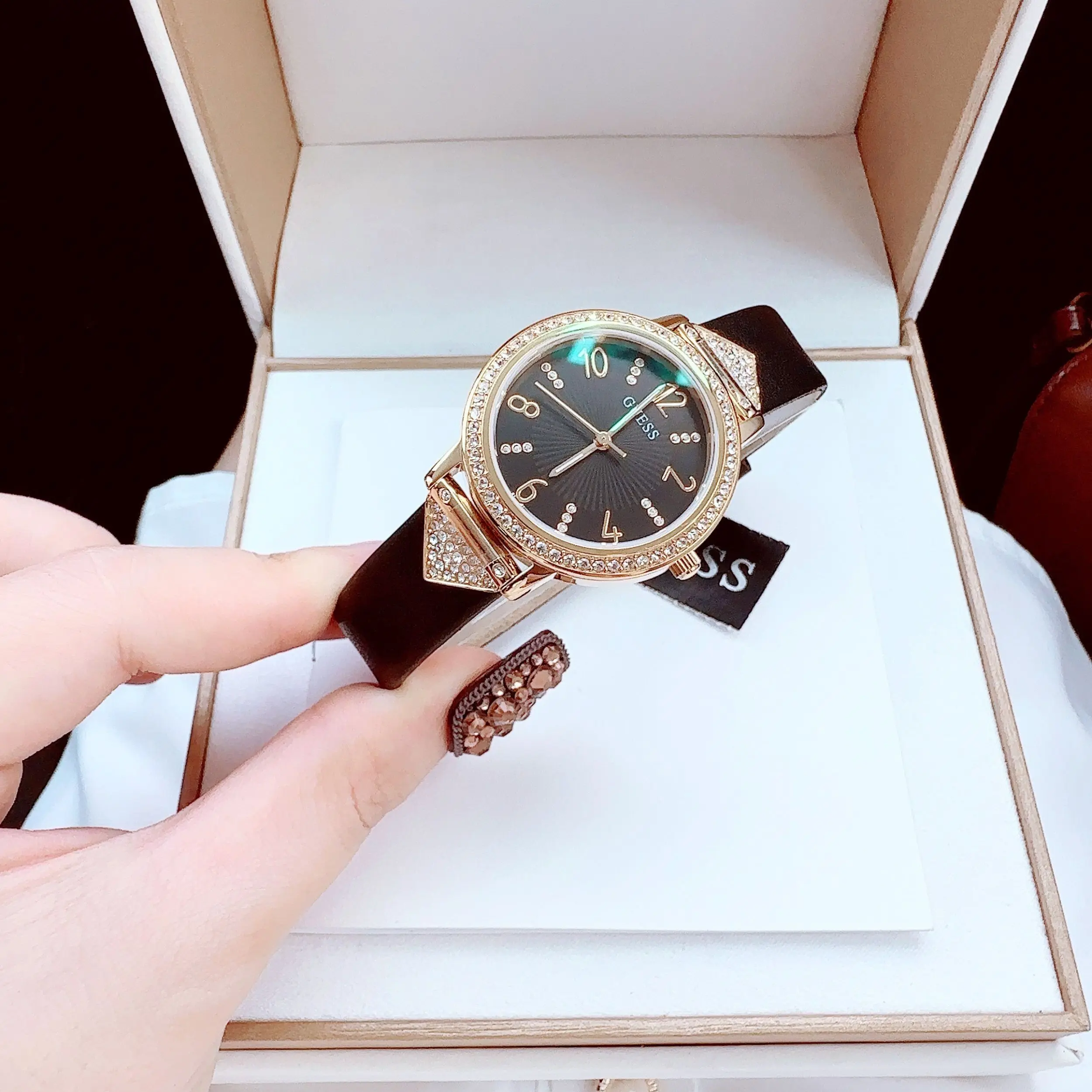 Đồng hồ Guess được bán trong tầm giá tầm trung