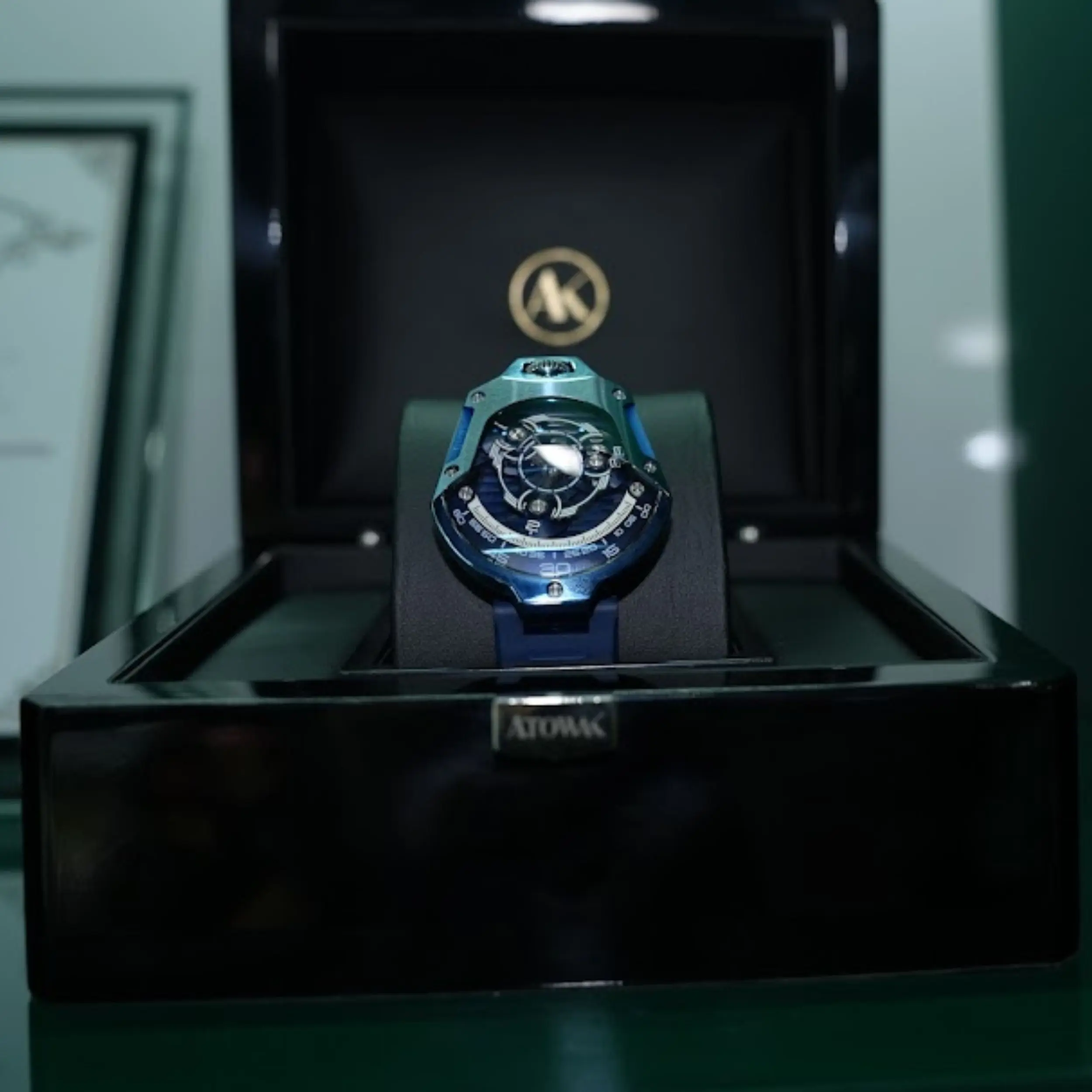 L’ORE WATCH chỉ phân phối ba thương hiệu đồng hồ cơ gồm OLTO, Peacock và Atowak