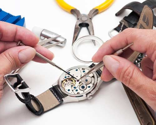 Hầu hết đồng hồ cơ và đồng hồ pin dạng kim đều cần được lau dầu định kỳ để duy trì hiệu suất