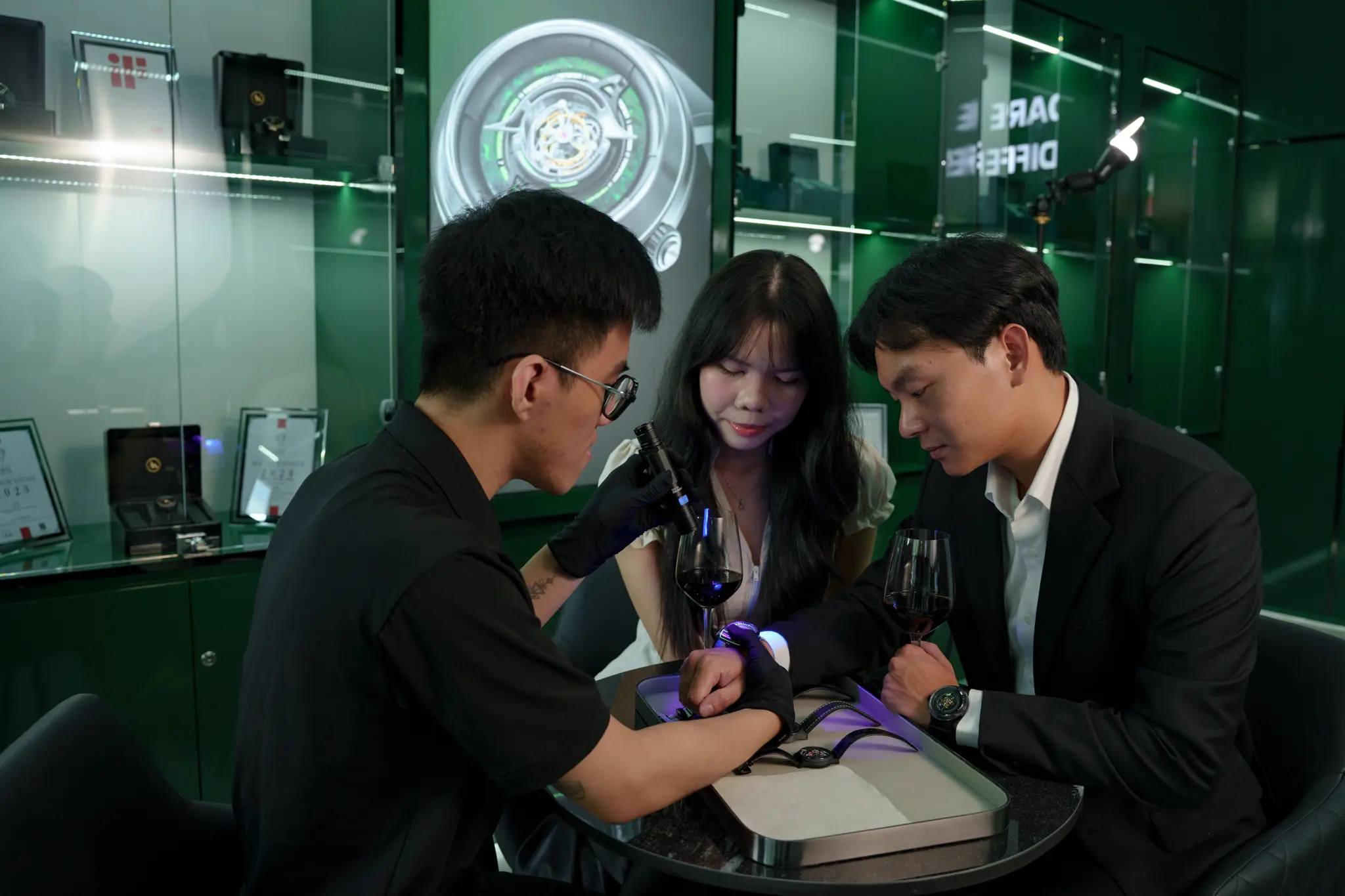 Hướng dẫn cách nhận biết đồng hồ cơ và đồng hồ pin