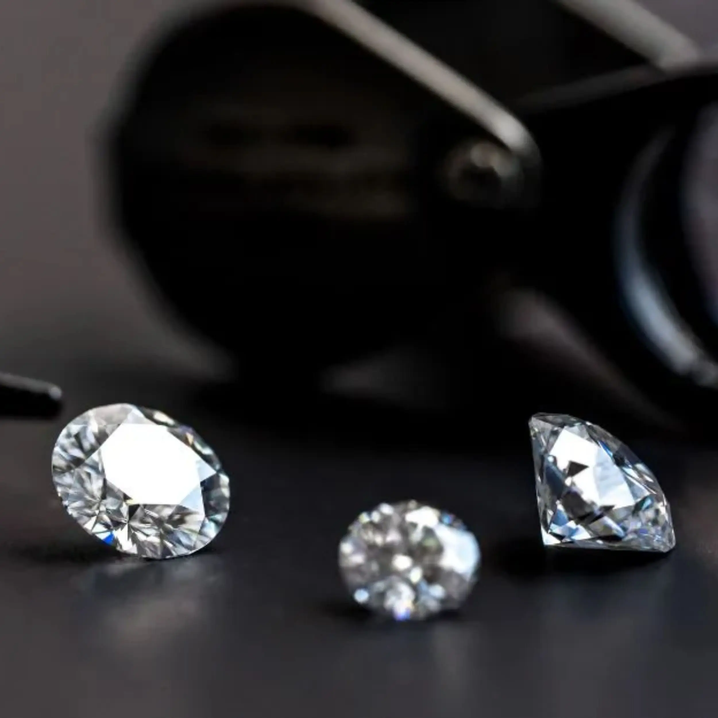 Moissanite dễ bị nhầm với kim cương ở ngoại hình và hiệu ứng ánh sáng