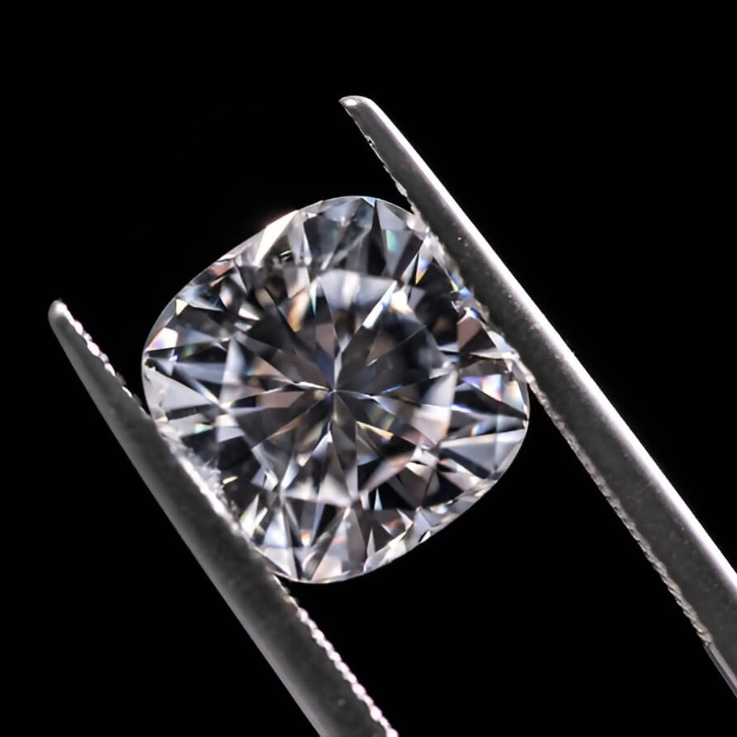 Ưu tiên Moissanite có màu trắng trong hoặc gần như không màu