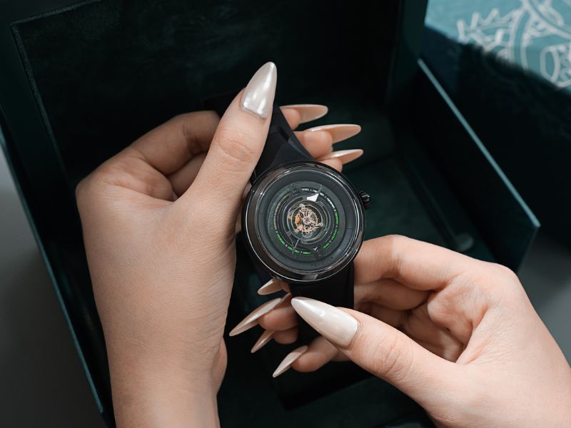 Peacock Black Hole có kỹ nghệ Central Tourbillon đỉnh cao
