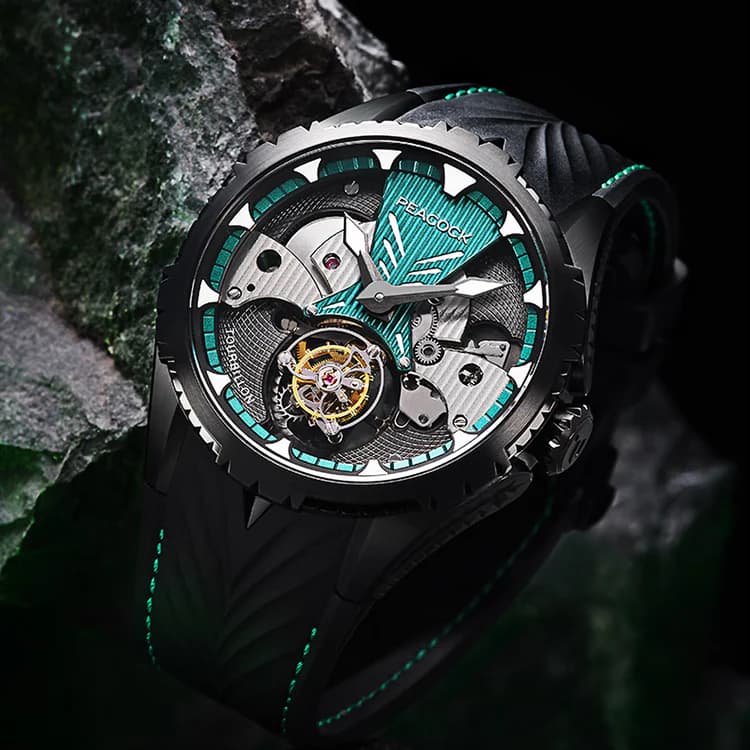 Điểm nổi bật nhất của Peacock Watch nằm ở thiết kế mặt số lộ máy