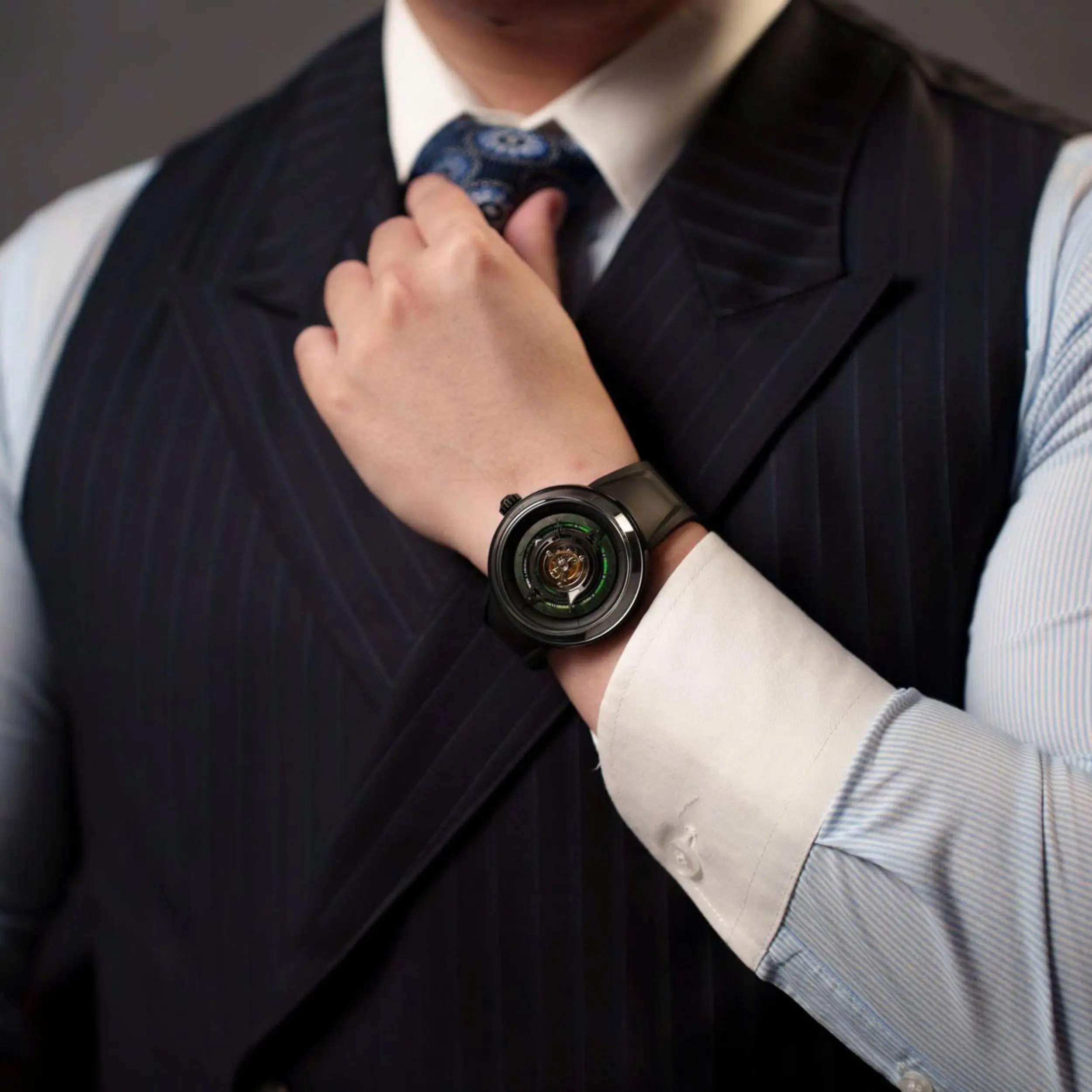Peacock Watch có dễ phối đồ không?