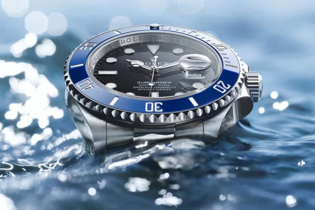 Rolex Submariner là biểu tượng đồng hồ lặn cao cấp với khả năng chống nước 300m và thiết kế sang trọng