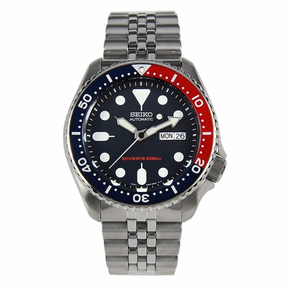Seiko Automatic Diver có kim vạch phát quang và bezel xoay, là lựa chọn lý tưởng cho người mới chơi