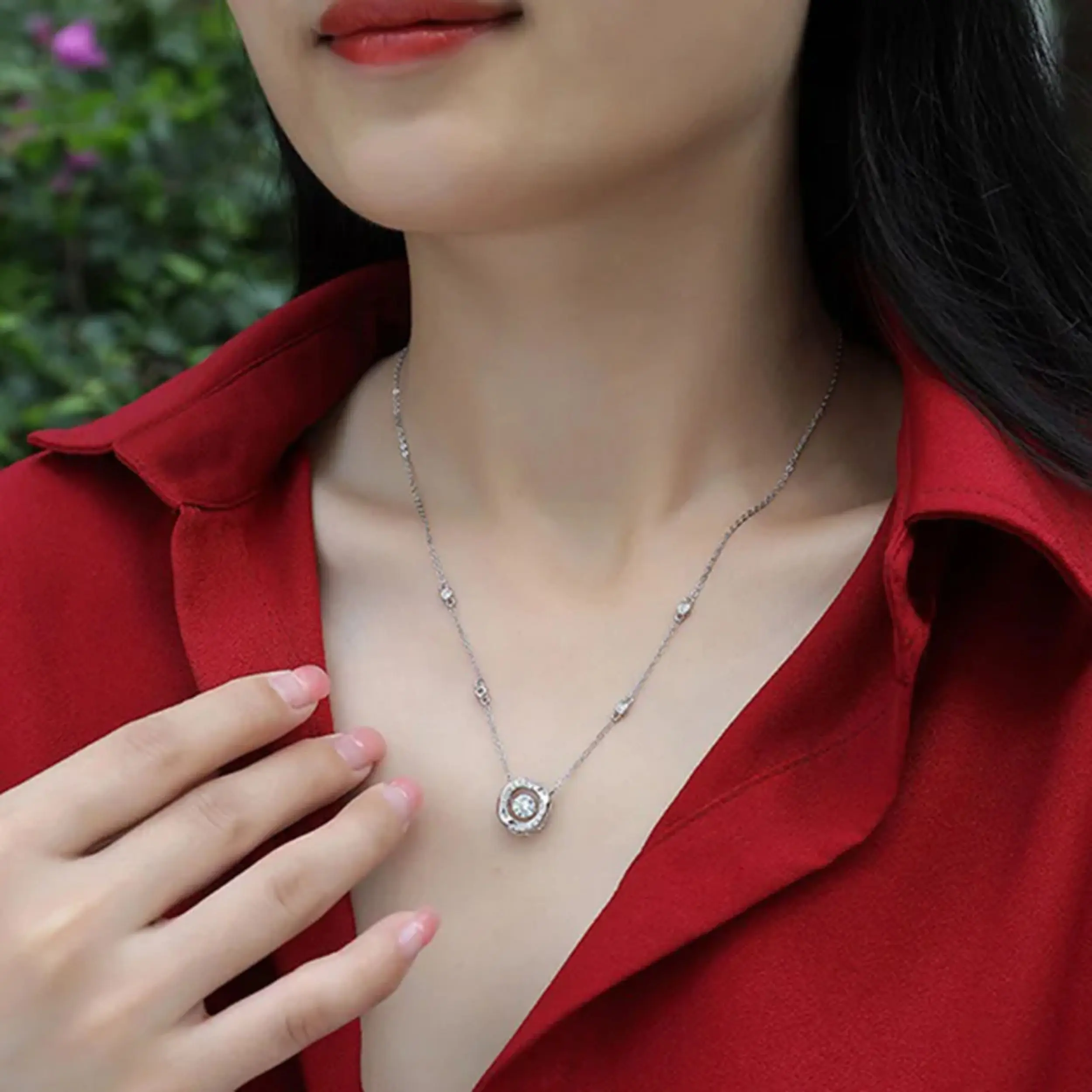 Chọn đá Moissanite khi đeo trang sức dây chuyền thường xuyên