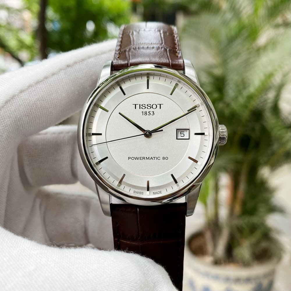 Tissot Luxury với mặt số tinh xảo và kim bóng loáng, toát lên vẻ sang trọng