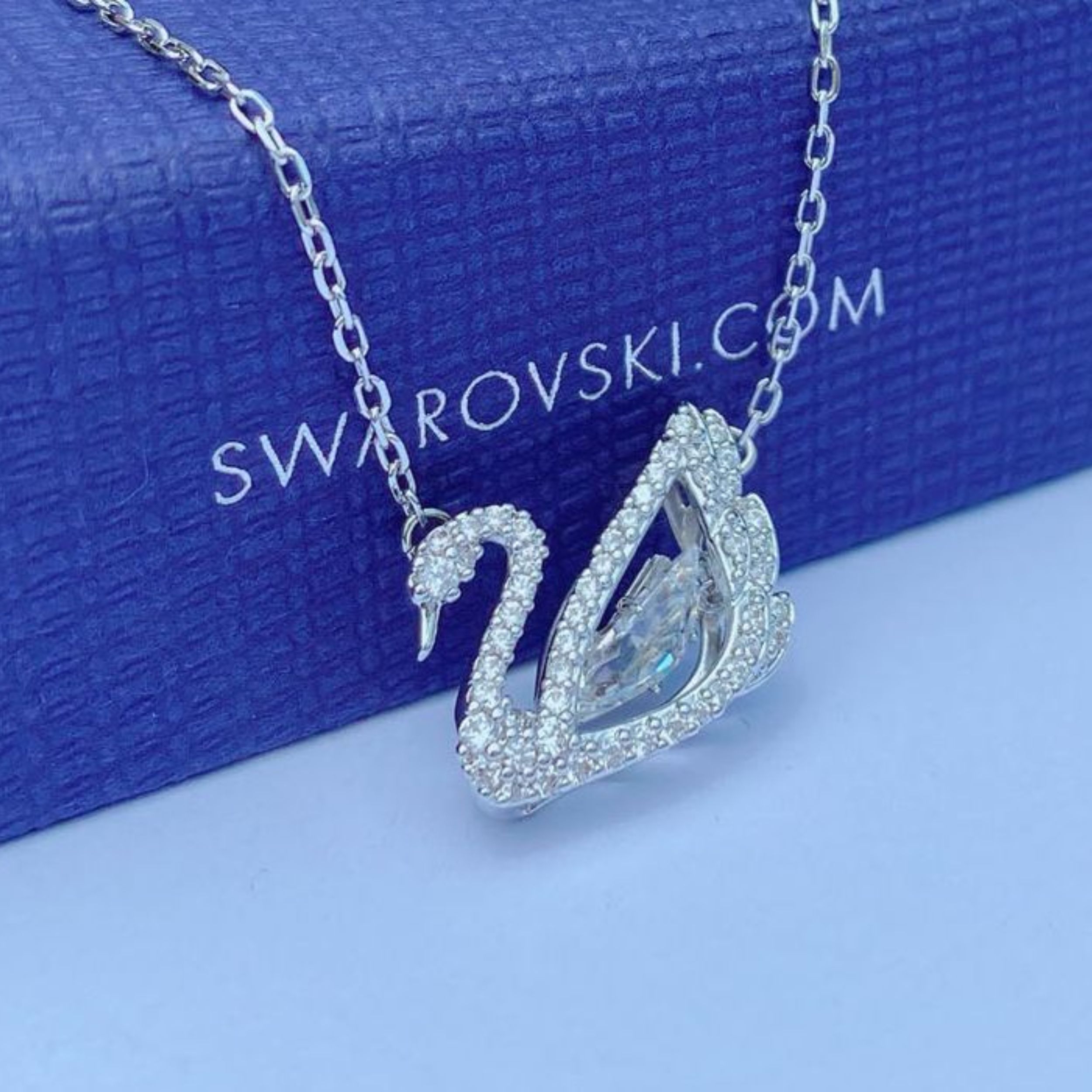 Swarovski là một thương hiệu nổi tiếng toàn cầu với các sản phẩm pha lê cao cấp và trang sức thời trang