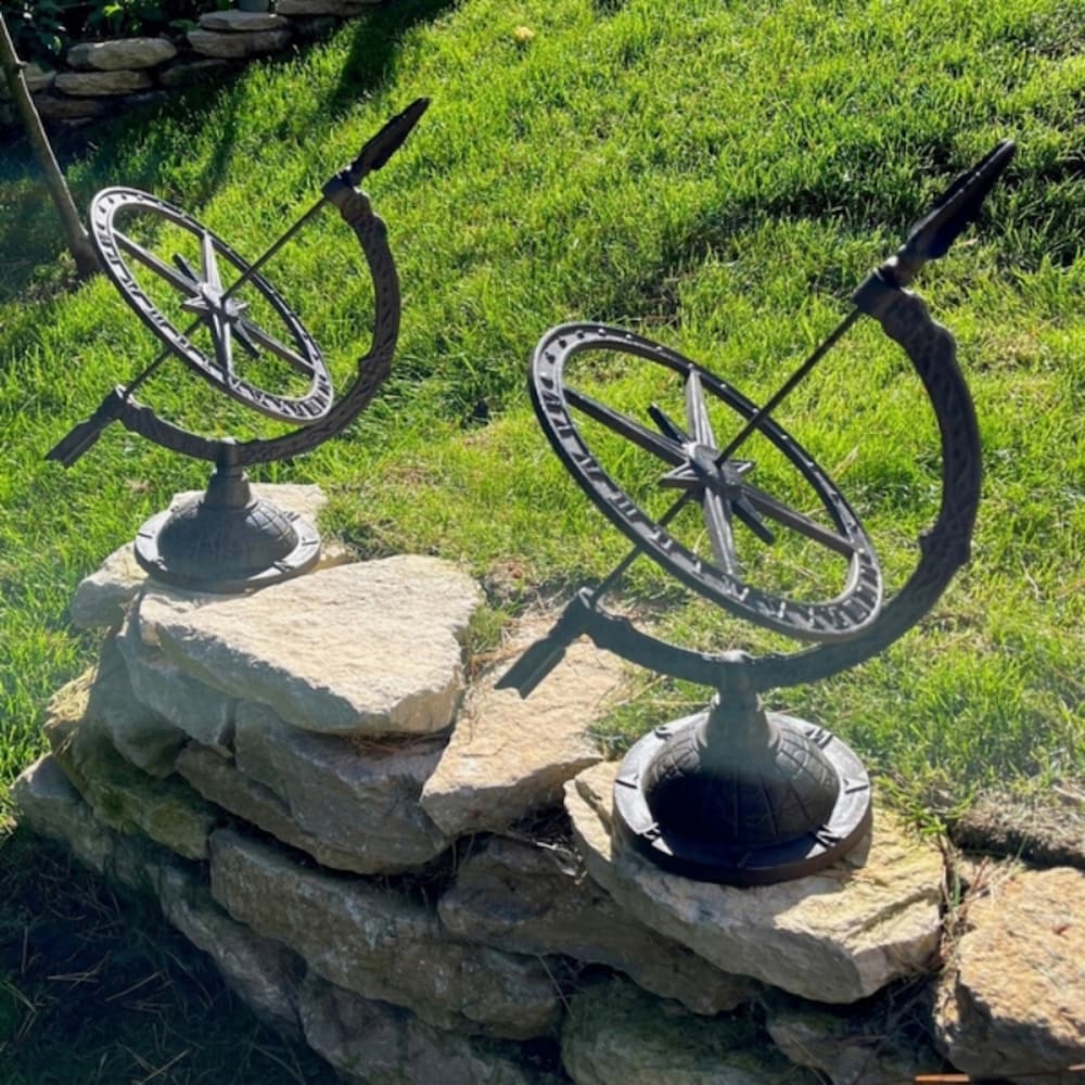 Dù có đồng hồ cơ học, sundial vẫn được trưng bày trong nhiều công trình
