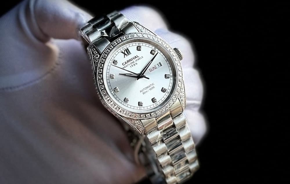 Bộ máy chính xác và bền bỉ của đồng hồ Carnival