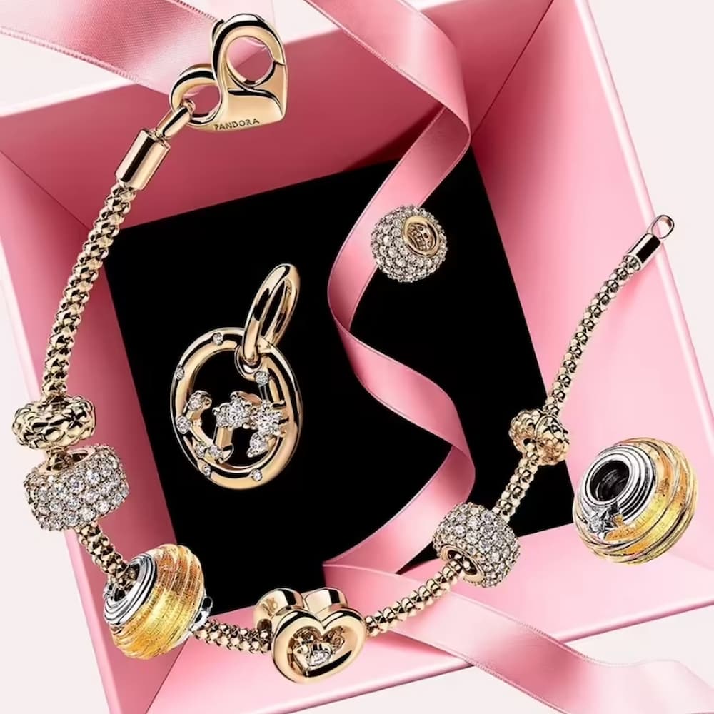 Vòng tay gắn charm giúp thể hiện cá tính và câu chuyện riêng của người đeo