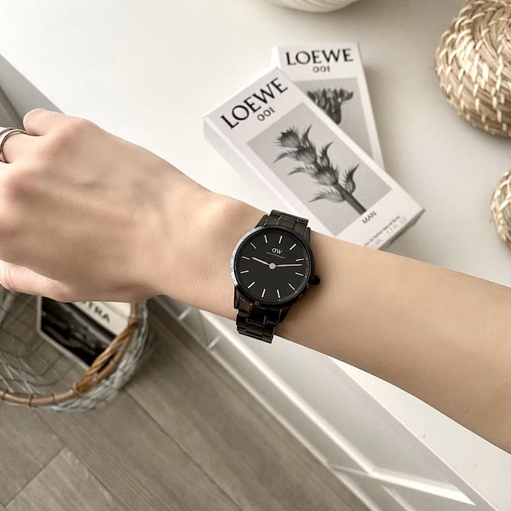 Iconic Link Automatic có máy cơ tự động và kính phóng lịch ngày