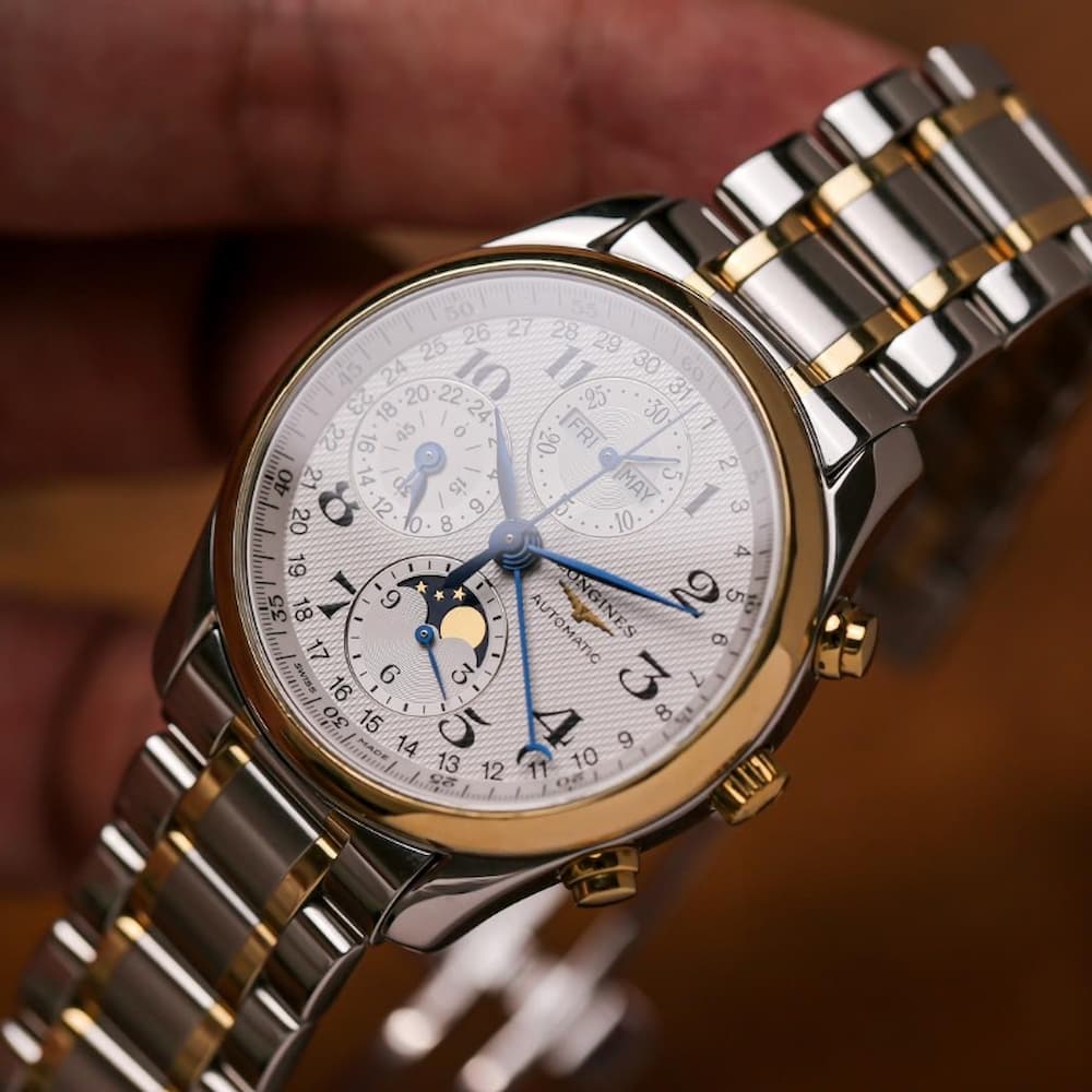 Longines Master Collection có mặt số Guilloché tinh xảo cùng kim thép xanh sang trọng