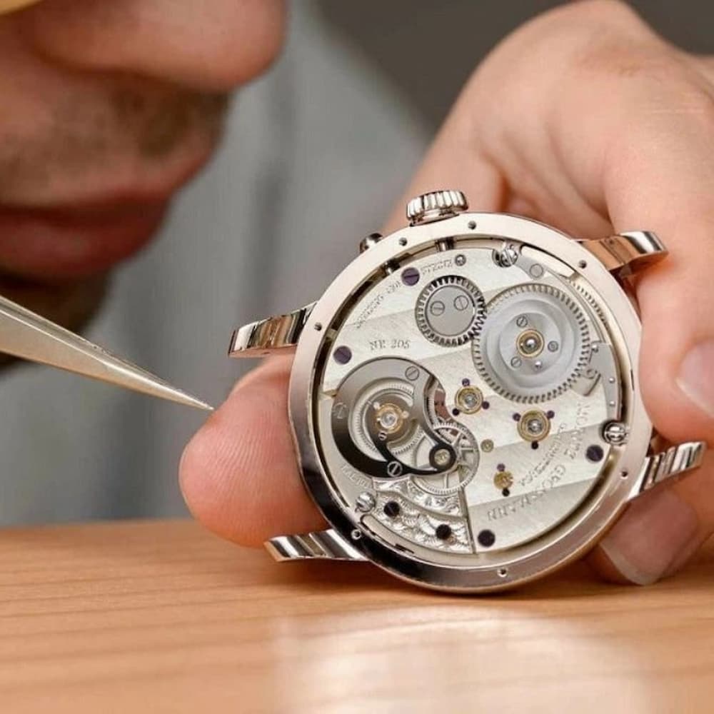 Cơ chế hoạt động của đồng hồ Quartz sử dụng tinh thể thạch anh