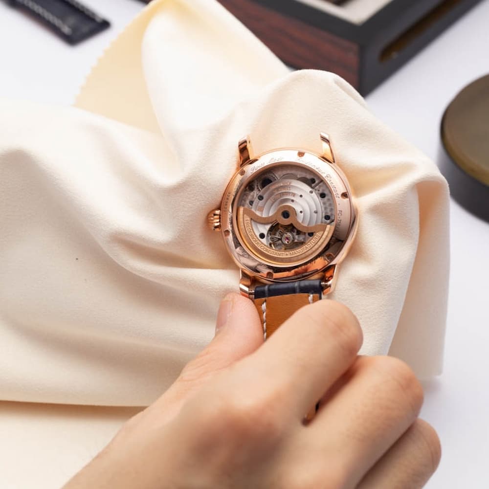 Vệ sinh đồng hồ Quartz đúng cách giữ độ sáng bóng lâu dài