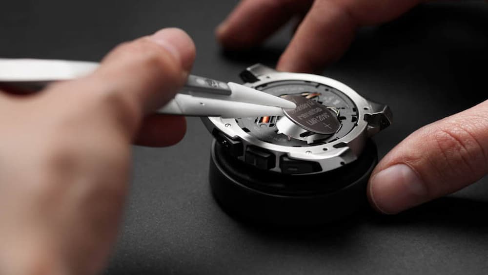 Lắp pin mới đúng cực và vị trí để đồng hồ hoạt động chuẩn xác